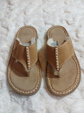 UGG Kids Layback Thong Flip Flop Leather Shearling Sandal w/ Stitching Size 12